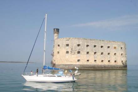 <span>Voilier navigant devant </span>Fort Boyard